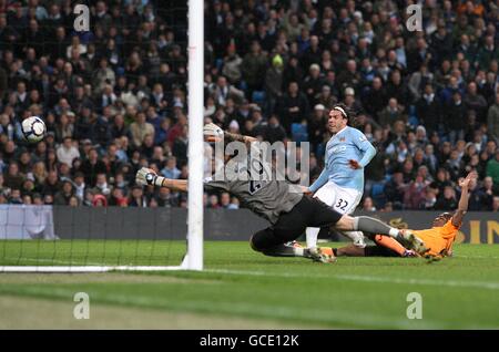 Calcio - Barclays Premier League - Manchester City / Wigan Athletic - City of Manchester Stadium. Carlos Tevez (centro) di Manchester City segna il secondo obiettivo del gioco Foto Stock