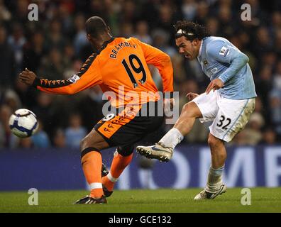 Calcio - Barclays Premier League - Manchester City / Wigan Athletic - City of Manchester Stadium. Carlos Tevez di Manchester City segna il terzo obiettivo del gioco Foto Stock