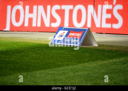 Calcio - Johnstone's Paint Trophy - finale - Carlisle United / Southampton - Wembley Stadium. Vista generale della segnaletica del Johnstone's Paint Trophy intorno al Wembley Stadium Foto Stock