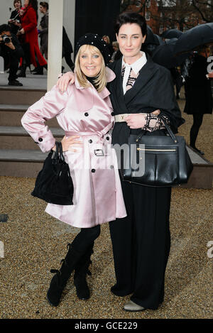 Twiggy ed Erin o'Conner arrivano al Burberry Fashion Show di Londra. Foto Stock