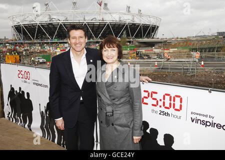 Sedia LOCOG Lord Sebastian Coe (a sinistra) e Ministro delle Olimpiadi Tessa Jowell al lancio della 25esima ora alla View Tube nel Parco Olimpico, East London. Foto Stock