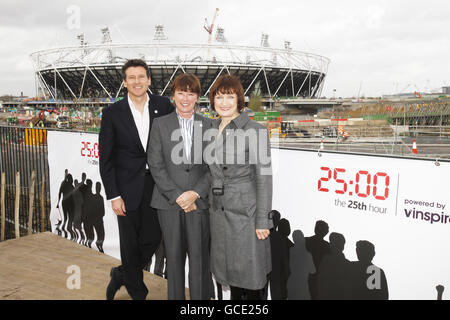 Lord Sebastian Coe (a sinistra), Terry Ryall (centro) Chief Executive di V, il servizio nazionale dei giovani volontari e il ministro delle Olimpiadi Tessa Jowell al lancio della 25a ora al View Tube nel Parco Olimpico, a Londra Est. Foto Stock