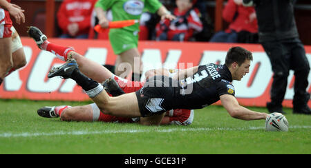 Tom Briscoe dello Hull FC si è cimentato durante la partita Engage Super League a Craven Park, Hull. Foto Stock