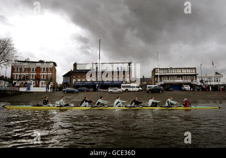 L'equipaggio della Cambridge University (da sinistra a destra: Rob Weitemeyer, Geoff Roth, George Nash, Peter McClelland, capitano Deaglan McEachern, Henry Pelly, Derek Rasmussen, Fred Gill e cox Ted Randolph) durante la sessione di allenamento sul Tamigi, Londra. Foto Stock