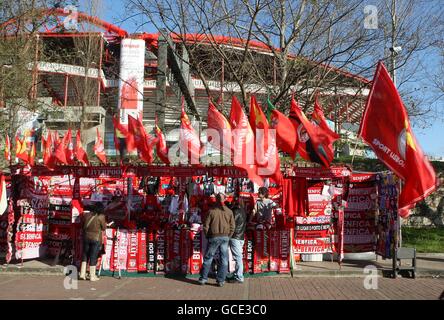 Calcio - UEFA Europa League - Quarter Final - prima tappa - Benfica / Liverpool - Stadio della luce. Vista generale all'esterno dello Stadio di luce di Benfica dove sono in vendita sciarpe, bandiere e altri cimeli Foto Stock