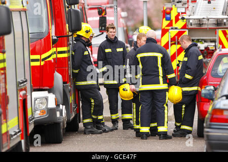 I vigili del fuoco a Shirley Towers a Southampton dopo che i vigili del fuoco Alan Bannon e James Shears sono stati uccisi durante un incendio lì durante la notte. Foto Stock