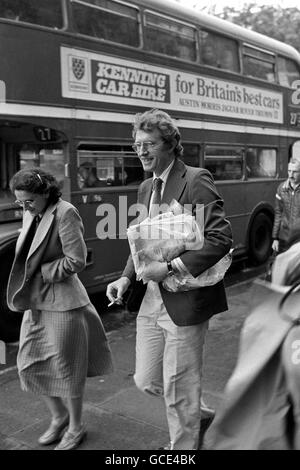 Oggi a Londra, l'attore Corin Redgrave, 40 anni, leader del Partito rivoluzionario dei lavoratori, apparso alla Marylebone Magistrates Court accusato di aver pubblicato una fattura illegale a Labroke Grove, Notting Hill, Londra. Foto Stock