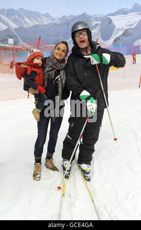 Chris Evans con sua moglie, Natasha Shishmanian e il loro figlio Noah durante una delle sfide sportive del Friday Breakfast Show di Chris allo Snow Center di Hemel Hempstead, Hertfordshire. Foto Stock