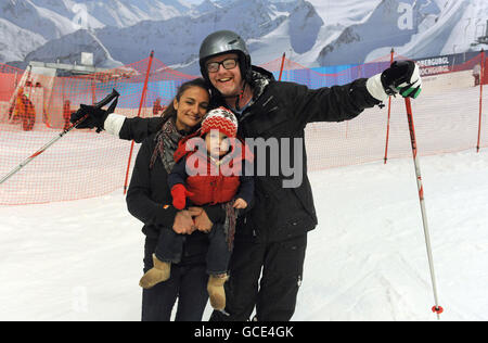 Chris Evans con sua moglie, Natasha Shishmanian e il loro figlio Noah durante una delle sfide sportive del Friday Breakfast Show di Chris allo Snow Center di Hemel Hempstead, Hertfordshire. Foto Stock