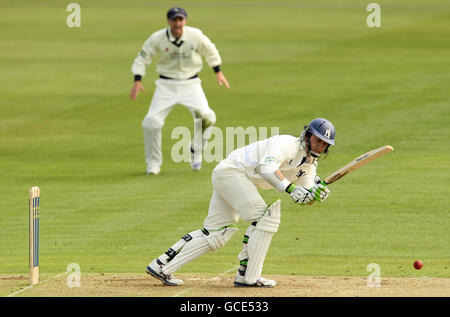 Cricket - Liverpool Victoria County Championship - Divisione uno - giorno uno - Warwickshire / Yorkshire - Edgbaston. Jim Troughton del Warwickshire si è affermato durante la partita dei campionati della contea di LV a Edgbaston, Warwickshire. Foto Stock