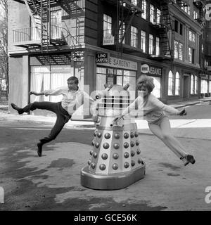 A Shepperton Studios si esibiscono il castello di Roy e Jennie Linden, che si sono visti praticare una routine di danza per 'Dr Who and the Daleks', un film basato sulla serie di fantascienza televisiva della BBC e che ora viene realizzato a Shepperton. Roy Castle suona Ian e Jennie, 22 anni, suona la sua fidanzata Barbara, la nipote del dottor Who. Dr, interpretato da Peter Cushing. Foto Stock