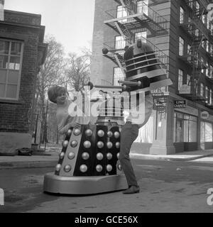 All'interno di un Dalek presso gli Shepperton Studios si girano Roy Castle e Jennie Linden, durante le riprese di 'Dr Who and the Daleks'. Un film basato sulla serie di fantascienza televisiva della BBC e ora realizzato a Shepperton. Roy Castle suona Ian e Jennie, 22 anni, suona la sua fidanzata Barbara, la nipote del dottor Who. Dr, interpretato da Peter Cushing. Foto Stock