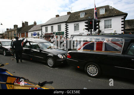 Il corteo, che porta le barbe del guardiere Michael Sweeney (destra), 19, del 1° Battaglione Coldstream Guards, E il Rifleman Mark Turner (a sinistra), 21 anni, del 3° Battaglione i Fucili, passa per le strade di Wootton Bassett nel Wiltshire, mentre centinaia di persone si rivolgono ai soldati caduti, uccisi in Afghanistan. Foto Stock