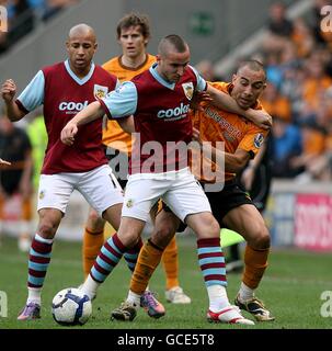 Calcio - Barclays Premier League - Hull City / Burnley - KC Stadium. Craig Fagan di Hull City (a destra) e Martin Paterson di Burnley (al centro) lottano per la palla Foto Stock