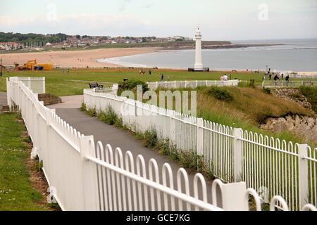 Vista del faro bianco a Seaburn, con ringhiere in bianco in primo piano. Foto Stock