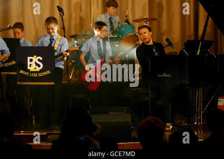 Take that's Gary Barlow suona con una band scolastica della scuola superiore di Saline Leas a Nantwich, vicino a Crewe. Foto Stock