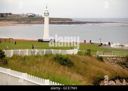 Vista del faro bianco a Seaburn, con ringhiere in bianco in primo piano. Foto Stock