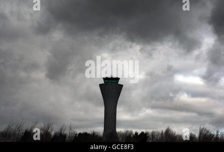 La cenere vulcanica causa un'interruzione del viaggio. La torre di controllo dell'aeroporto di Edimburgo, in quanto le restrizioni sui voli in arrivo e in uscita dal Regno Unito, restano in vigore. Foto Stock