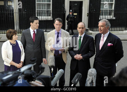 (Da sinistra a destra) il ministro delle Olimpiadi Tessa Jowell, il segretario agli esteri David Miliband, il segretario agli affari Lord Mandelson, il segretario ai trasporti Lord Adonis e il ministro della sicurezza Lord West parlano alla stampa fuori 10 Downing Street, Londra, dopo una riunione del gabinetto di emergenza di 85 minuti sulla nube di cenere vulcanica. Foto Stock