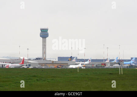 Aerei a terra fiancheggiano il asfalto all'aeroporto delle East Midlands, mentre il caos causato da un'eruzione vulcanica in Islanda continua. Foto Stock