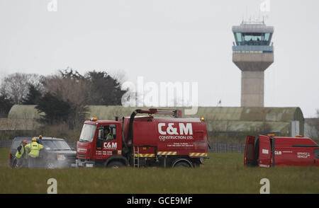 Vengono effettuate riparazioni alla pista dell'aeroporto di Dublino, che rimane chiusa a causa della nube di cenere vulcanica. Foto Stock