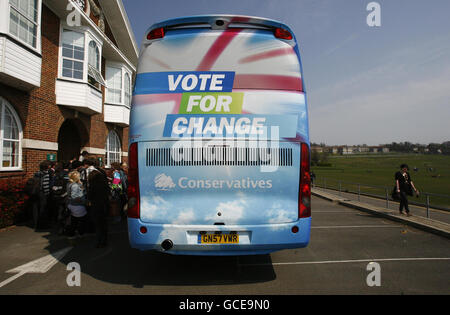 Il bus-battaglia che il leader del partito conservatore David Cameron è arrivato a prendere parte a una sessione di domande e risposte al college di Varndean a Brighton, Sussex orientale. Foto Stock