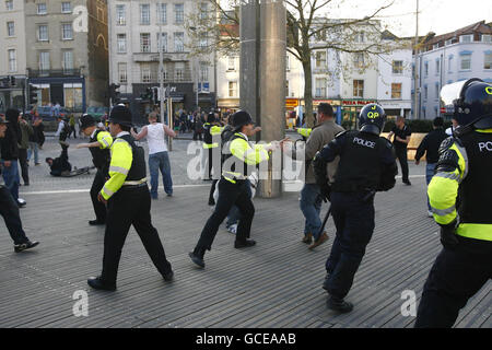 I membri della Lega della Difesa Inglese, i manifestanti di sinistra e la polizia si sfidano nel centro di Bristol, vicino agli studi in cui Sky Television girerà il secondo dibattito televisivo dei leader a Bristol, nell'ambito della campagna elettorale in vista del giorno delle elezioni del 6 maggio. Foto Stock