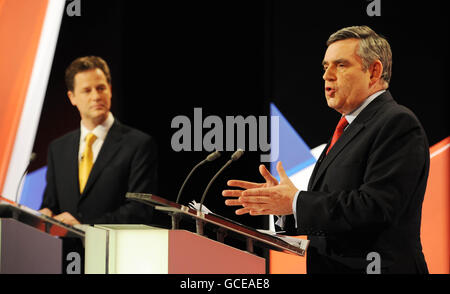 Il leader di Lib DEM Nick Clegg, a sinistra, guarda come il primo ministro Gordon Brown, parla durante il secondo dibattito elettorale dei leader dal vivo, ospitato da Sky TV News in uno studio di Bristol. Foto Stock