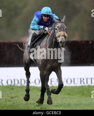 Omix D'Or guidato da David Dennis vince la Press and Journal Highland National durante lo Stan James Perth Festival all'ippodromo di Perth, in Scozia. Foto Stock