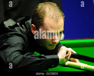 Il Graeme Dott scozzese in azione contro Stephen Maguire della Scozia durante i Campionati Mondiali di Snooker del Betfred.com al Crucible Theatre di Sheffield. Foto Stock