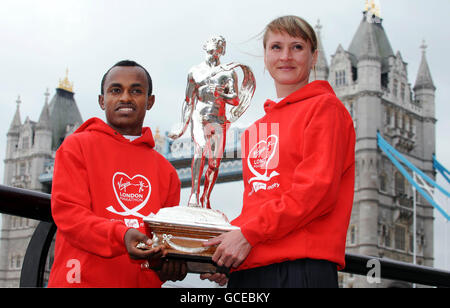 Atletica - VIRGIN LONDON MARATHON 2010 - Vincitori Photocall - Tower Hotel Foto Stock