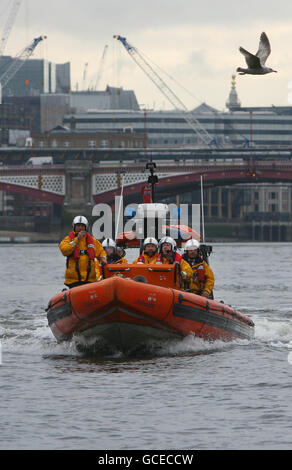 Ross Brawn, 3° a sinistra, vincitore del campionato costruttori e piloti di Formula 1 nel 2009 e ora Team Principal del Team Mercedes GP Petronas Formula 1, arriva in un'imbarcazione di salvataggio Royal National Lifeboat Institution (RNLI) per lanciare il Brawn Lifeboat Challenge nel centro di Londra. Foto Stock