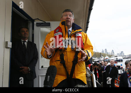Ross Brawn, vincitore del campionato costruttori e piloti di Formula 1 nel 2009 e ora Team Principal del Team Mercedes GP Petronas Formula 1, arriva in un'imbarcazione di salvataggio della Royal National Lifeboat Institution (RNLI) per lanciare la Brawn Lifeboat Challenge nel centro di Londra. Foto Stock
