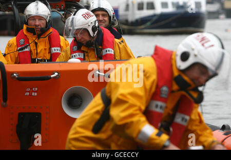 Ross Brawn, a sinistra, vincitore dei campionati costruttori e piloti di Formula 1 nel 2009 e ora Team Principal della Mercedes GP Petronas Formula 1 Team, arriva in una nave di salvataggio Royal National Lifeboat Institution (RNLI) per lanciare la Brawn Lifeboat Challenge nel centro di Londra. Foto Stock