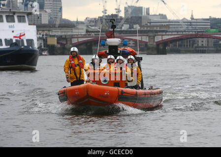 Ross Brawn, vincitore del campionato costruttori e piloti di Formula 1 nel 2009 e ora Team Principal del Team Mercedes GP Petronas Formula 1, arriva in un'imbarcazione di salvataggio della Royal National Lifeboat Institution (RNLI) per lanciare la Brawn Lifeboat Challenge nel centro di Londra. Foto Stock