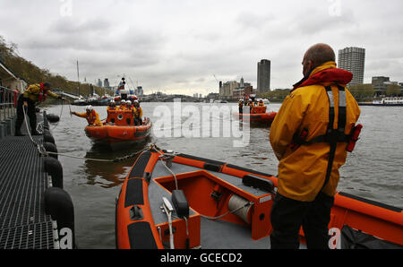 Ross Brawn, 4° a sinistra, vincitore dei campionati costruttori e piloti di Formula 1 nel 2009 e ora Team Principal della Mercedes GP Petronas Formula 1 Team, arriva in una nave di salvataggio Royal National Lifeboat Institution (RNLI) per lanciare la Brawn Lifeboat Challenge nel centro di Londra. Foto Stock
