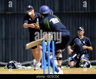 David SAKER (a sinistra), allenatore di bowling veloce inglese durante la sessione di prove presso la 3Ws Oval, University of the West Indies, Barbados. Foto Stock