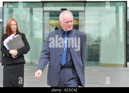 L'ex stella di Coronation Street Bruce Jones, lascia la Mold Crown Court, dopo essere sfuggito a un periodo di prigione per una guida pericolosa oggi. L'attore, che ha interpretato Les Battersby nel sapone ITV1, ha ammesso il mese scorso che ha urlato il volante della macchina della moglie Sandra dalla sua mano mentre ha guidato lungo una strada trafficata. Foto Stock