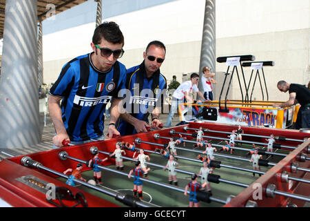 I fan di Inter Milan immergersi nell'atmosfera della città prima del gioco Foto Stock