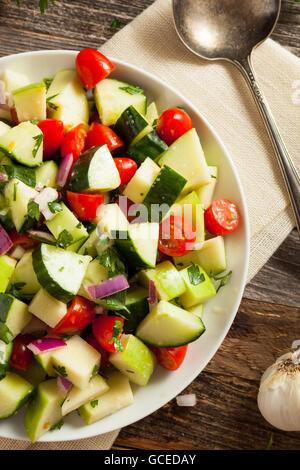 Organico sana insalata di cetrioli con prezzemolo e pomodori Foto Stock