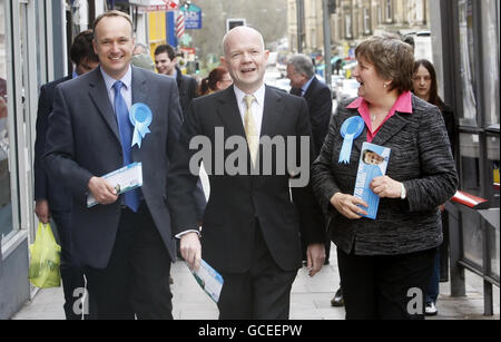 William Hague (al centro) con il leader del Partito conservatore scozzese Annabel Goldie (a destra) e il candidato locale Neil Hudson (a sinistra) che si batte a Morningside, Edimburgo. Foto Stock