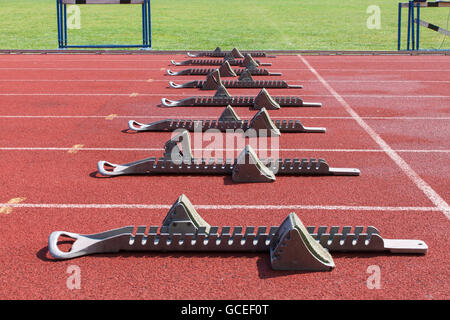 Pista di atletica leggera. atletica blocchi di partenza (shallow dof). Foto Stock