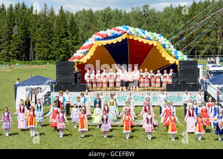 Fase esecutori di vari abito nazionale a Sabantuy in Russia nel 2016 Foto Stock