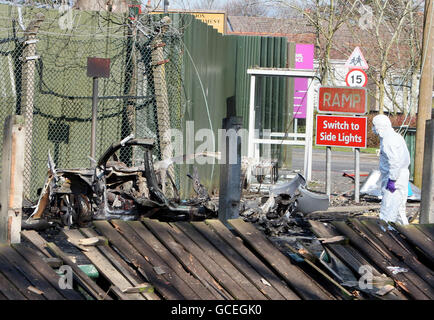 Un esperto forense della polizia esamina la scena vicino a Palace Barracks a Holywood, Co Down, dopo che un'automobile bomba è esplosa lì poco dopo mezzanotte, ferendo un uomo. Foto Stock