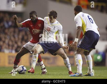 Calcio - Barclays Premier League - Tottenham Hotspur / Arsenal - White Hart Lane. Abou Diaby dell'Arsenal (a sinistra) e Gareth Bale di Tottenham Hotspur (al centro) lottano per la palla. Foto Stock