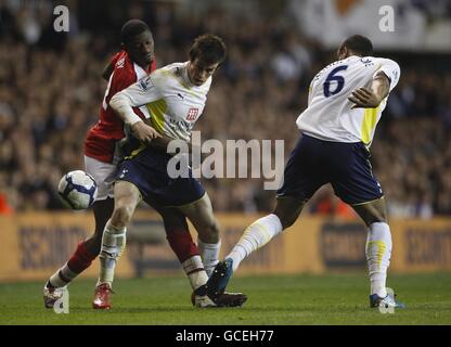 Abou Diaby di Arsenal (a sinistra) e Gareth Bale di Tottenham Hotspur (al centro) combattono per la palla. Foto Stock