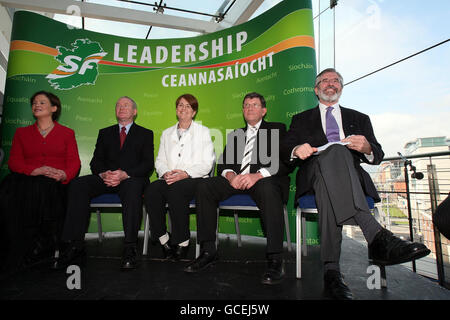 Il presidente del Sinn Fein Gerry Adams (a destra) con i colleghi del partito alla Waterfront Hall di Belfast, dove il partito ha lanciato una campagna per le elezioni generali. Foto Stock