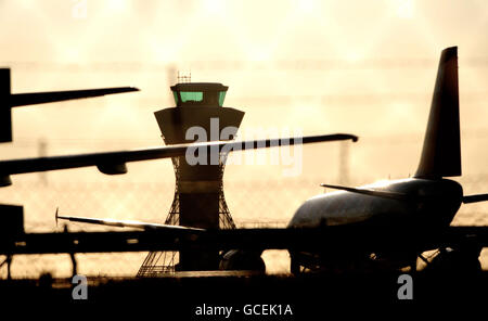 Aerei all'aeroporto di Newcastle che ha ufficialmente riaperto alle 7:00 di questa mattina, con il primo volo che arriverà alle 9:20 da Aberdeen. Foto Stock