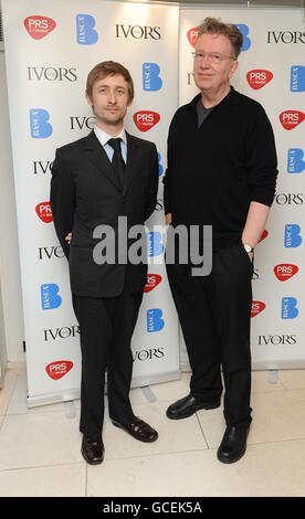 Neil Hannon (a sinistra) e Tom Robinson annunciano le candidature al lancio della candidatura all'Ivor Novello Awards presso l'Ivy Club di Londra. Foto Stock