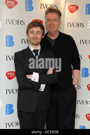 Neil Hannon (a sinistra) e Tom Robinson annunciano le candidature al lancio della candidatura all'Ivor Novello Awards presso l'Ivy Club di Londra. Foto Stock